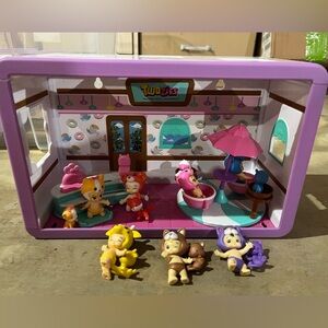 Twozies Cafe Playset and 7 character sets